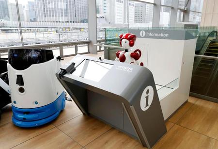 駅の案内ロボット＝東京都港区
