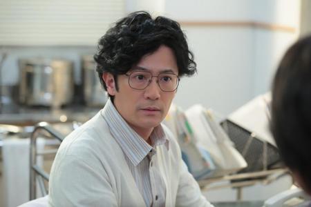 これからの治療方法を説明する医師の大崎（稲垣吾郎）