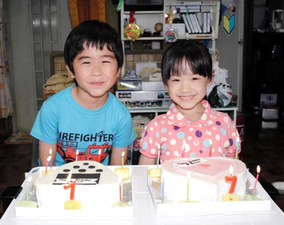 　「マルモのおきて」の収録中、７歳の誕生日を祝福される芦田愛菜ちゃん（右）と鈴木福くん＝２０１１年撮影