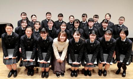 　仙台南高等学校の音楽部合唱団とコラボした半崎美子（中央）