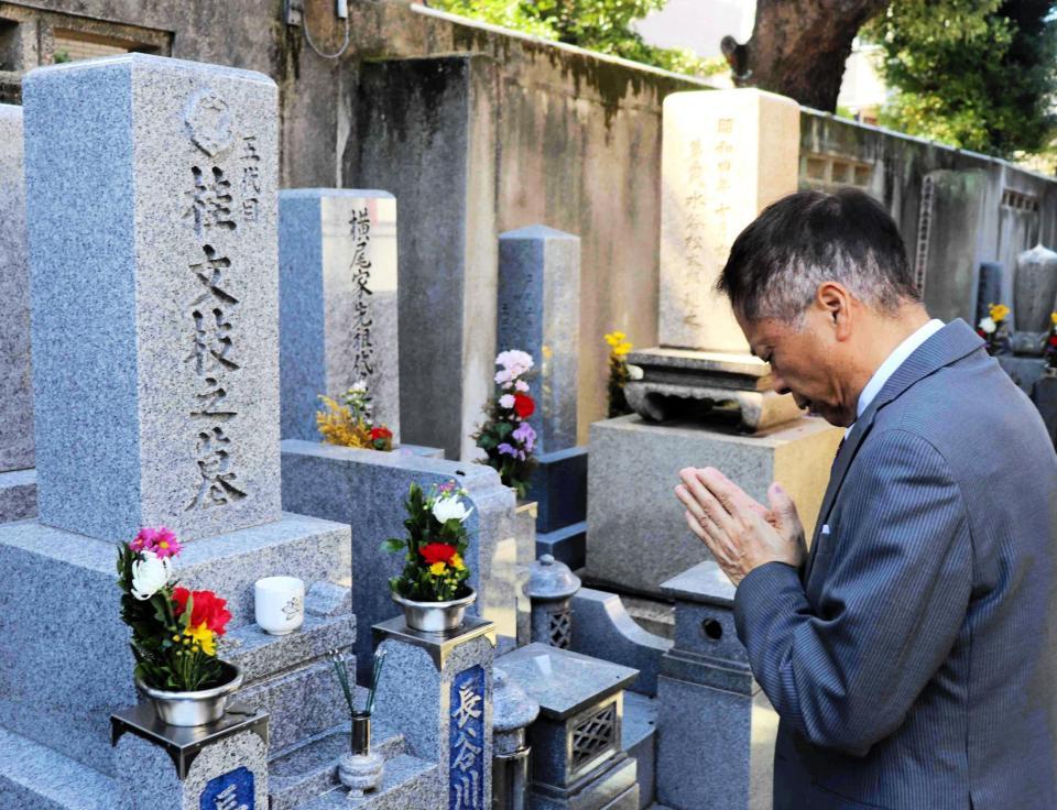 　師匠の墓前で手を合わせる桂小文枝＝大阪市内