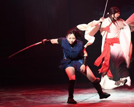 迫力の殺陣シーンを見せる今泉佑唯（左）＝Ｂｕｎｋａｍｕｒａシアターコクーン（撮影・園田高夫）