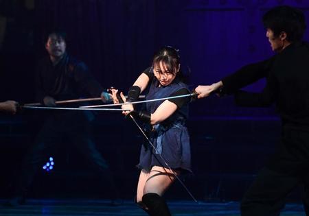 殺陣シーンを演じる今泉佑唯＝Ｂｕｎｋａｍｕｒａシアターコクーン（撮影・園田高夫）