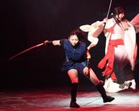 迫力の殺陣シーンを見せる今泉佑唯（左）＝Ｂｕｎｋａｍｕｒａシアターコクーン（撮影・園田高夫）