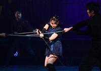 殺陣シーンを演じる今泉佑唯＝Ｂｕｎｋａｍｕｒａシアターコクーン（撮影・園田高夫）