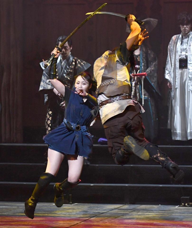 迫力の殺陣シーンを演じる今泉佑唯（左）＝Ｂｕｎｋａｍｕｒａシアターコクーン（撮影・園田高夫）