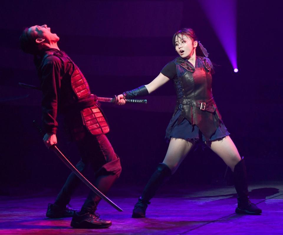 迫力の殺陣シーンを演じる今泉佑唯（右）＝Ｂｕｎｋａｍｕｒａシアターコクーン（撮影・園田高夫）