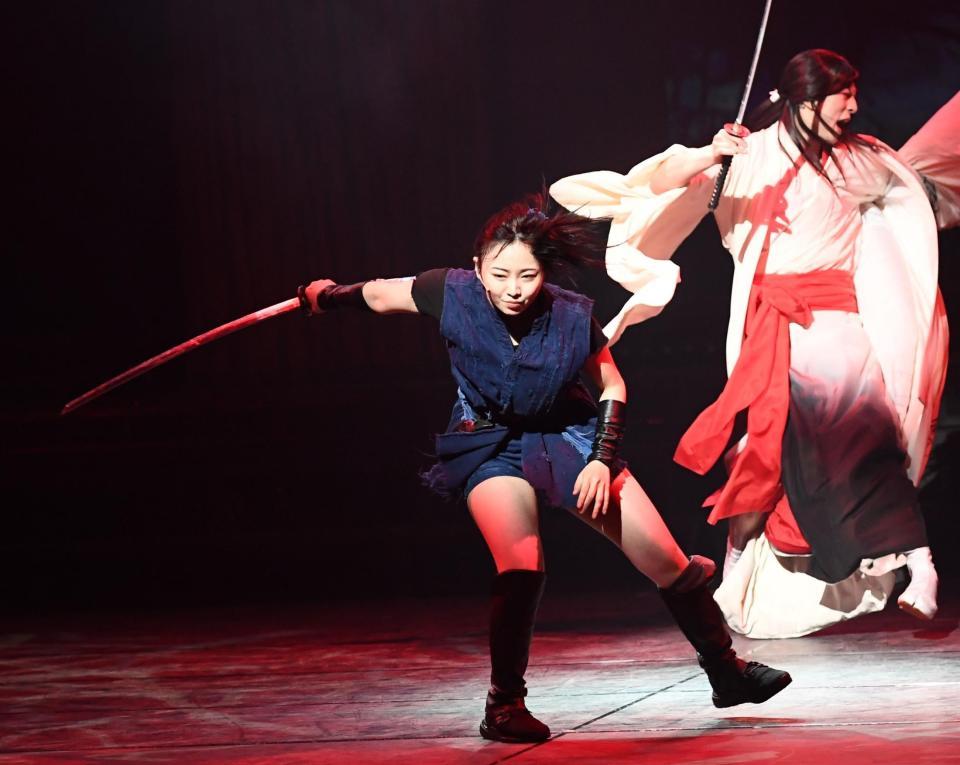 迫力の殺陣シーンを見せる今泉佑唯（左）＝Ｂｕｎｋａｍｕｒａシアターコクーン（撮影・園田高夫）