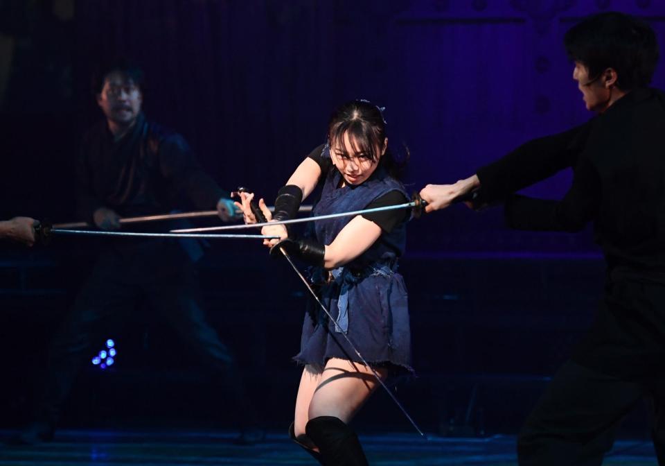 殺陣シーンを演じる今泉佑唯＝Ｂｕｎｋａｍｕｒａシアターコクーン（撮影・園田高夫）