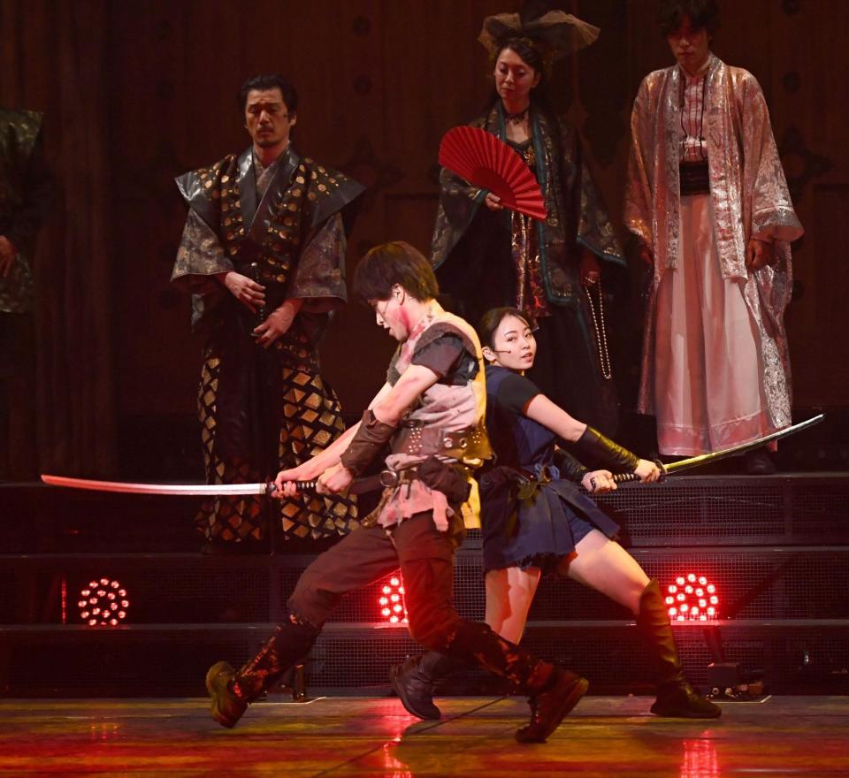 迫力満点の殺陣シーンを見せる今泉佑唯（右）＝Ｂｕｎｋａｍｕｒａシアターコクーン（撮影・園田高夫）