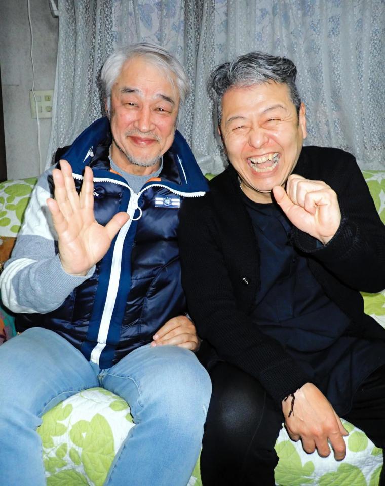 　原田大二郎（左）と佐藤正治＝都内