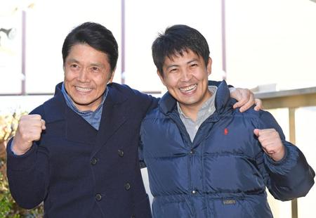 　結婚が決まり、父・峰竜太と笑顔でガッツポーズする下嶋兄（右）＝東京・新宿のオフィスさかや（撮影・三好信也）