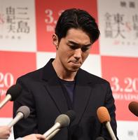 不倫問題についての質問に言葉を詰まらせ下を向く東出昌大＝東京・スペースＦＳ汐留（撮影・開出牧）