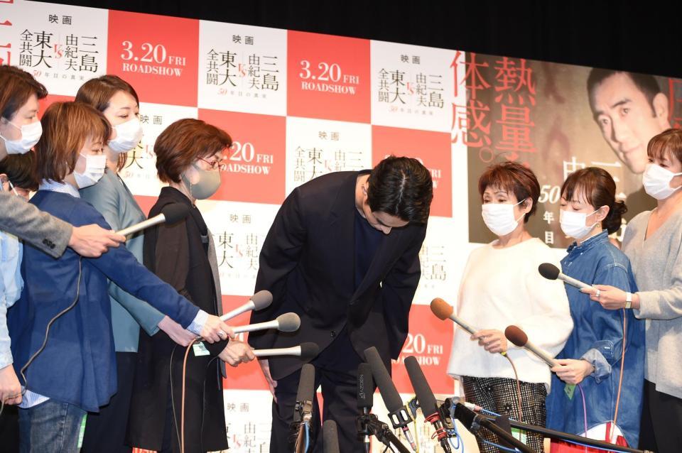 再登場し、囲み取材で謝罪する東出昌大＝東京・スペースＦＳ汐留（撮影・開出牧）