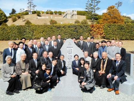 桂米朝五年祭に参列した一門の弟子ら＝兵庫県姫路市の名古山霊園