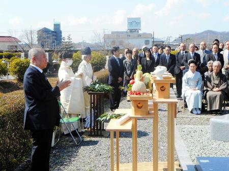 桂米朝五年祭に参列した桂ざこば（左）ら＝兵庫県姫路市の名古山霊園