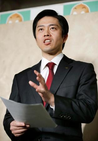 　大阪府庁で取材に応じる吉村洋文知事