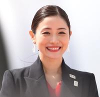 聖火到着歓迎セレモニーで笑顔をふりまく石原さとみ＝宮城・航空自衛隊松島基地（撮影・開出牧）