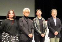 「第１回大島渚賞」記念上映会でトークイベントを行った（左から）荒木啓子氏、坂本龍一、小田香監督、黒沢清監督＝東京・丸ビルホール