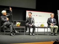 「第１回大島渚賞」記念上映会でトークイベントを行った（左から）坂本龍一、小田香監督、黒沢清監督＝東京・丸ビルホール