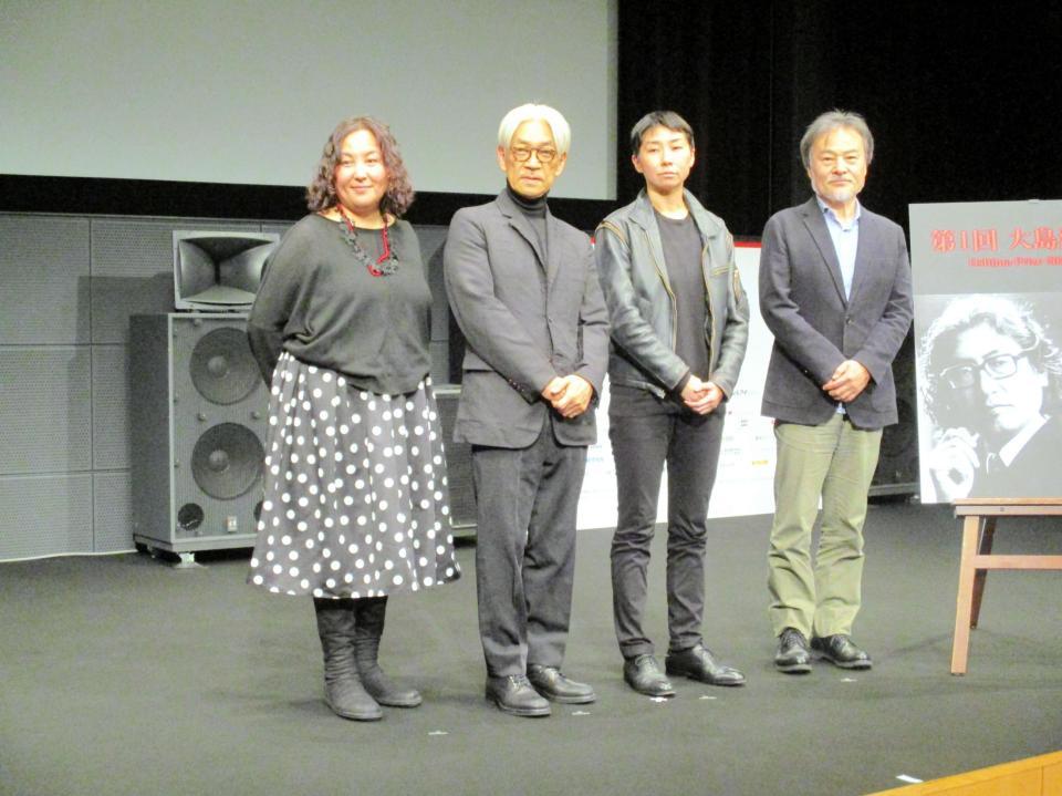 「第１回大島渚賞」記念上映会でトークイベントを行った（左から）荒木啓子氏、坂本龍一、小田香監督、黒沢清監督＝東京・丸ビルホール