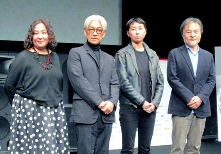 　トークイベントを行った（左から）荒木啓子氏、坂本龍一、小田香監督、黒沢清監督＝東京・丸の内の丸ビルホール