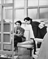 小磯良平（左）と絵をのぞき込む八千草薫さん（神戸市提供）