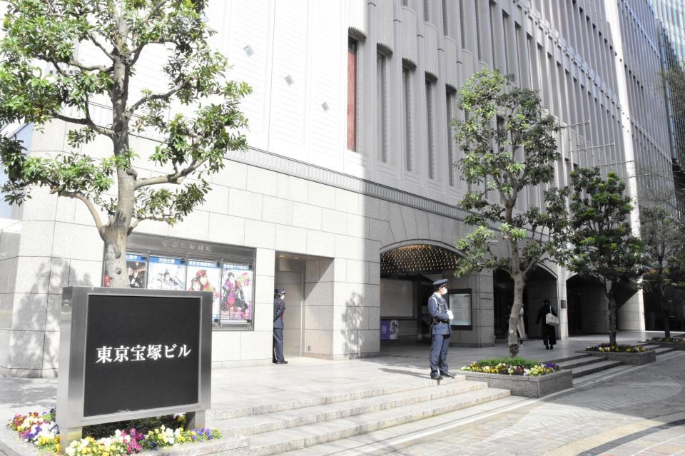 開演前の東京宝塚劇場前