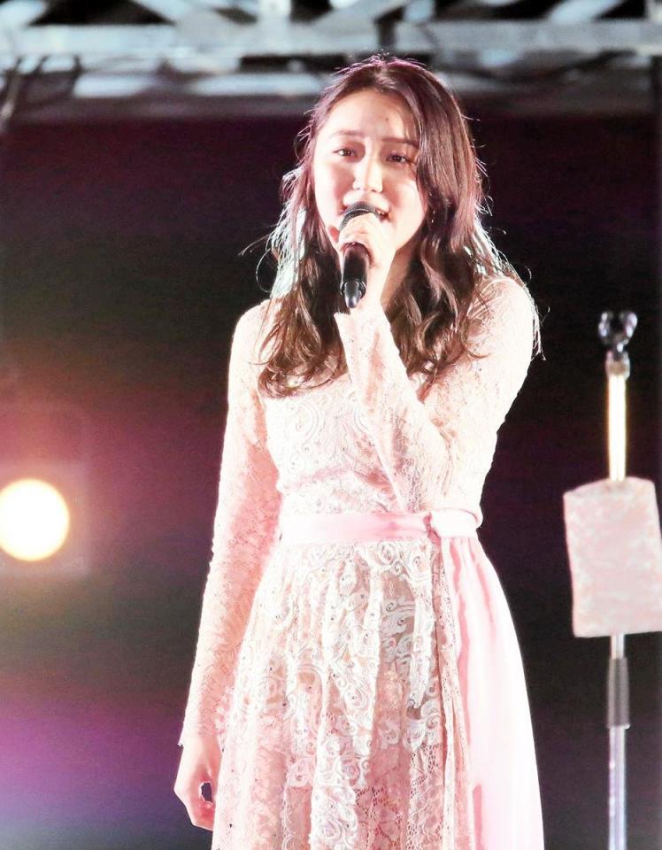 卒業ライブで熱唱するアンジュルム・室田瑞希