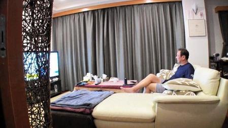 　宮古島の自宅で気ままにくつろぐ森末さん＜写真提供：ＭＢＳ＞