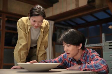 完成した大皿に耳を傾ける武志（伊藤健太郎・左）と喜美子（戸田恵梨香）