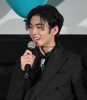 　サプライズプレゼントに思わず笑顔がこぼれる市川染五郎＝東京・新宿ピカデリー（撮影・高石航平）