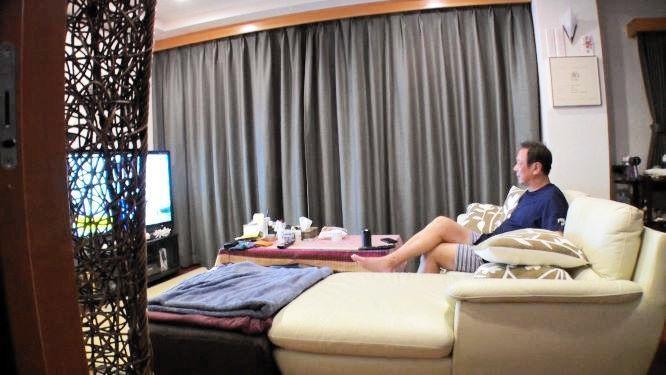 　宮古島の自宅で気ままにくつろぐ森末さん＜写真提供：ＭＢＳ＞