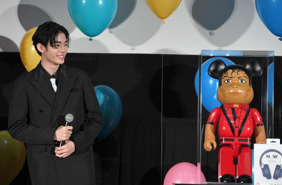 ３月２７日の誕生日にちなんだサプライズプレゼントに笑顔を見せる市川染五郎（左）＝東京・新宿ピカデリー（撮影・高石航平）