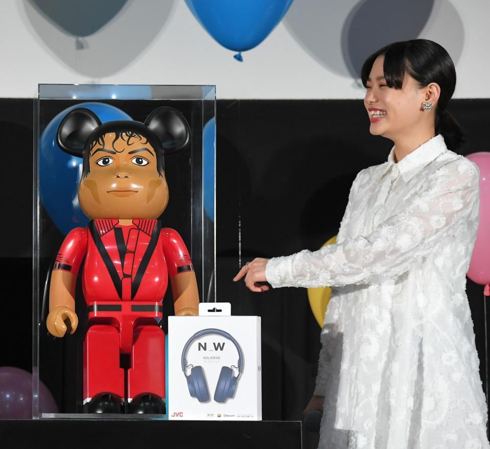 市川染五郎の誕生日のサプライズプレゼントを指さして笑顔を見せる杉咲花＝東京・新宿ピカデリー（撮影・高石航平）