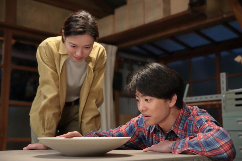 完成した大皿に耳を傾ける武志（伊藤健太郎・左）と喜美子（戸田恵梨香）