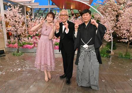 　３０周年を迎え、笑顔で会見する（左から）岩田絵里奈アナ、所ジョージ、ビートたけし＝東京・日本テレビ番町スタジオ
