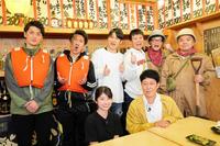 カンテレ「コヤブとムリヤリ経験団」でＭＣを務めた小籔千豊（前列右）と初アシスタントを務めた同局新人の舘山聖奈アナウンサー