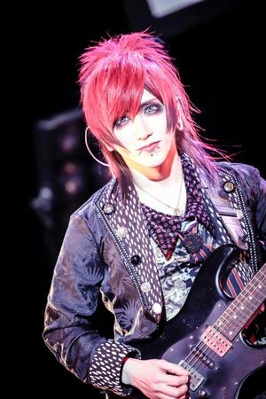 無観客ライブでパフォーマンスするギターの由羽＝東京・中野サンプラザ