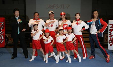 研ナオコ（後列右から３人目）らとポーズをとる志村けんさん（２００７年）