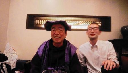 ２月２５日、親族で古希を祝う会を開いた時の志村けんさん。楽しくお酒も飲み、兄・知之さんの長男・憲之さん（右）から贈られた紫のちゃんちゃんこを着て嬉しそうな笑顔を見せていた