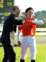 志村けんさん（２０１２年、内田博幸騎手と）