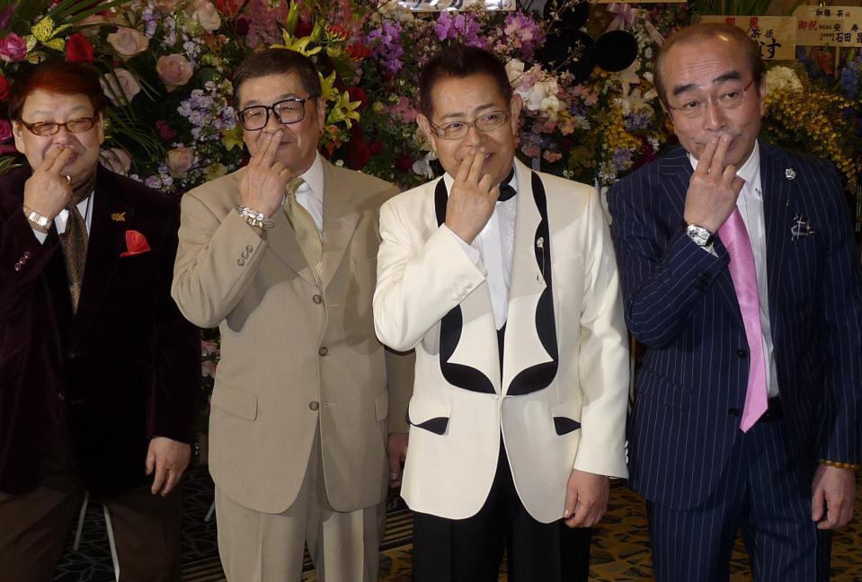 ドリフのメンバーとポーズをとる志村けんさん（２０１１年撮影）