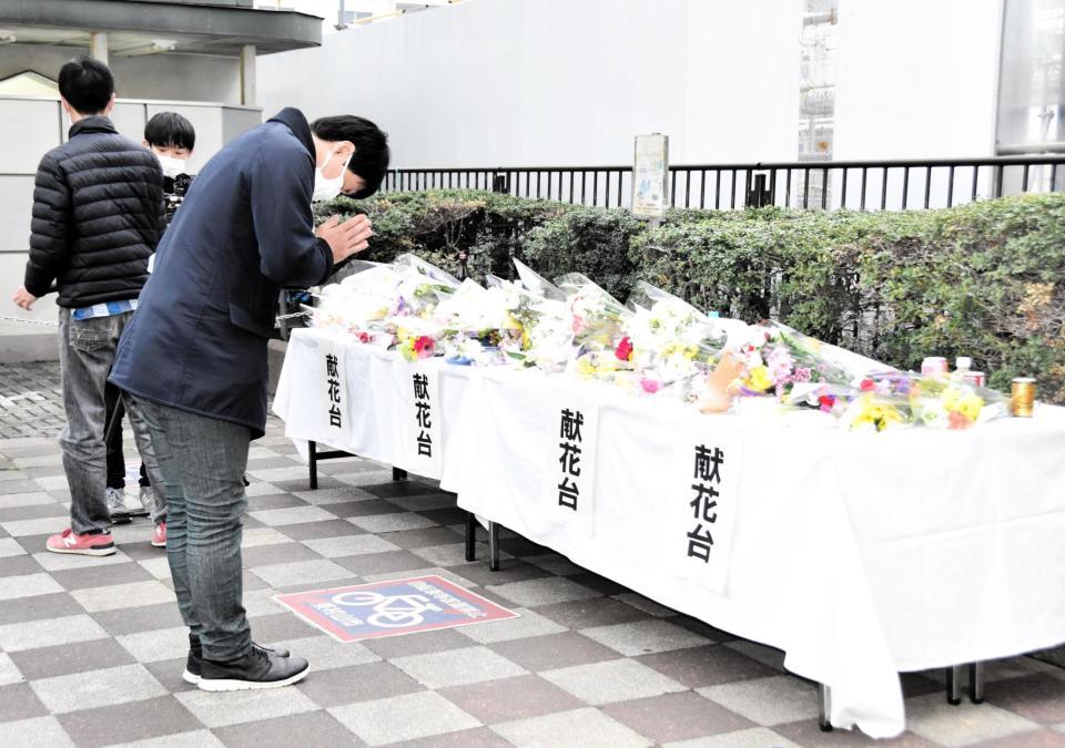 献花台を訪れた男性＝東京・東村山駅前