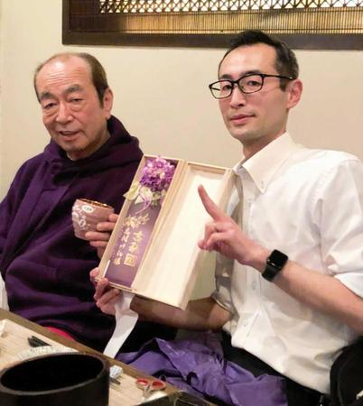 　２月２５日、兄・知之さんの長男・憲之さん（右）ら親族で古希を祝う会を開いた時の志村けんさん　【下】贈られたちゃんちゃんこを着る志村さん＝麻布十番（遺族提供）