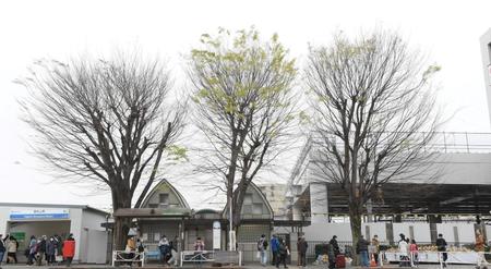 東村山駅東口を出たところには志村けんの木が３本並び立つ＝東京・東村山駅前