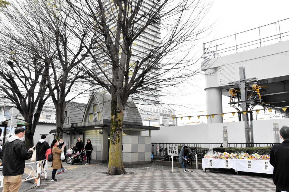 　「志村けんの木」のそばに設置された献花台＝東京・東村山駅前