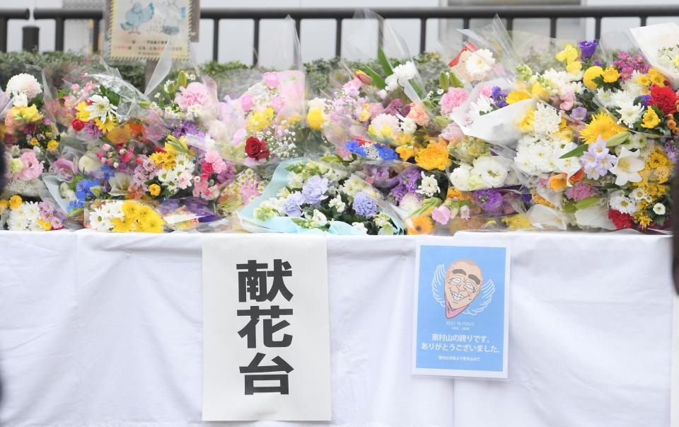 志村けんさんの献花台には多くの花が寄せられた＝東京・東村山駅前（撮影・中田匡峻）