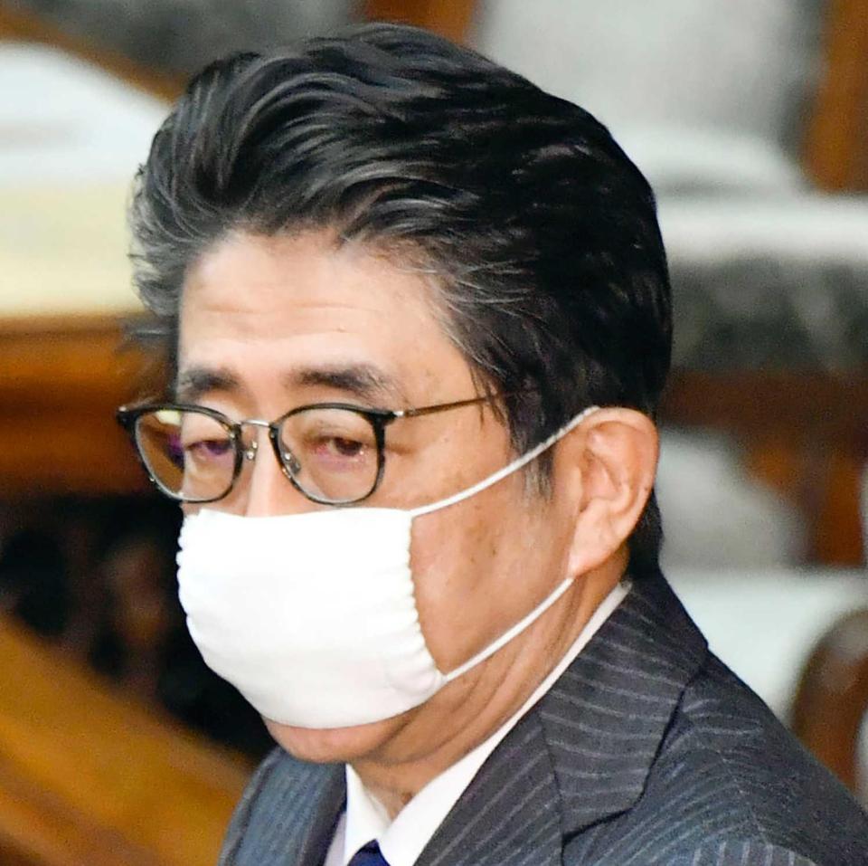 　衆院本会議でマスクを着用して答弁する安倍首相