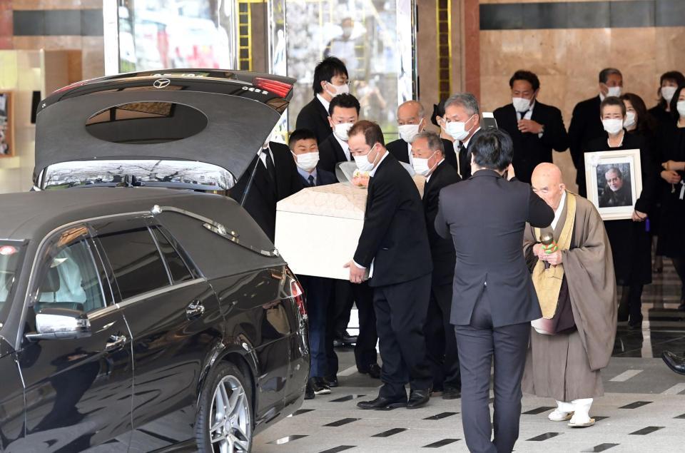 　ご親族によって出棺される志賀勝さん＝京都市内（撮影・飯室逸平）